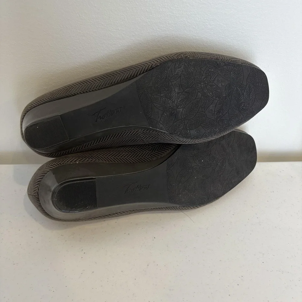 Trotters Shoes Womens Size 8W Gray Herringbone Pattern Low Wedge Comfort Slip On